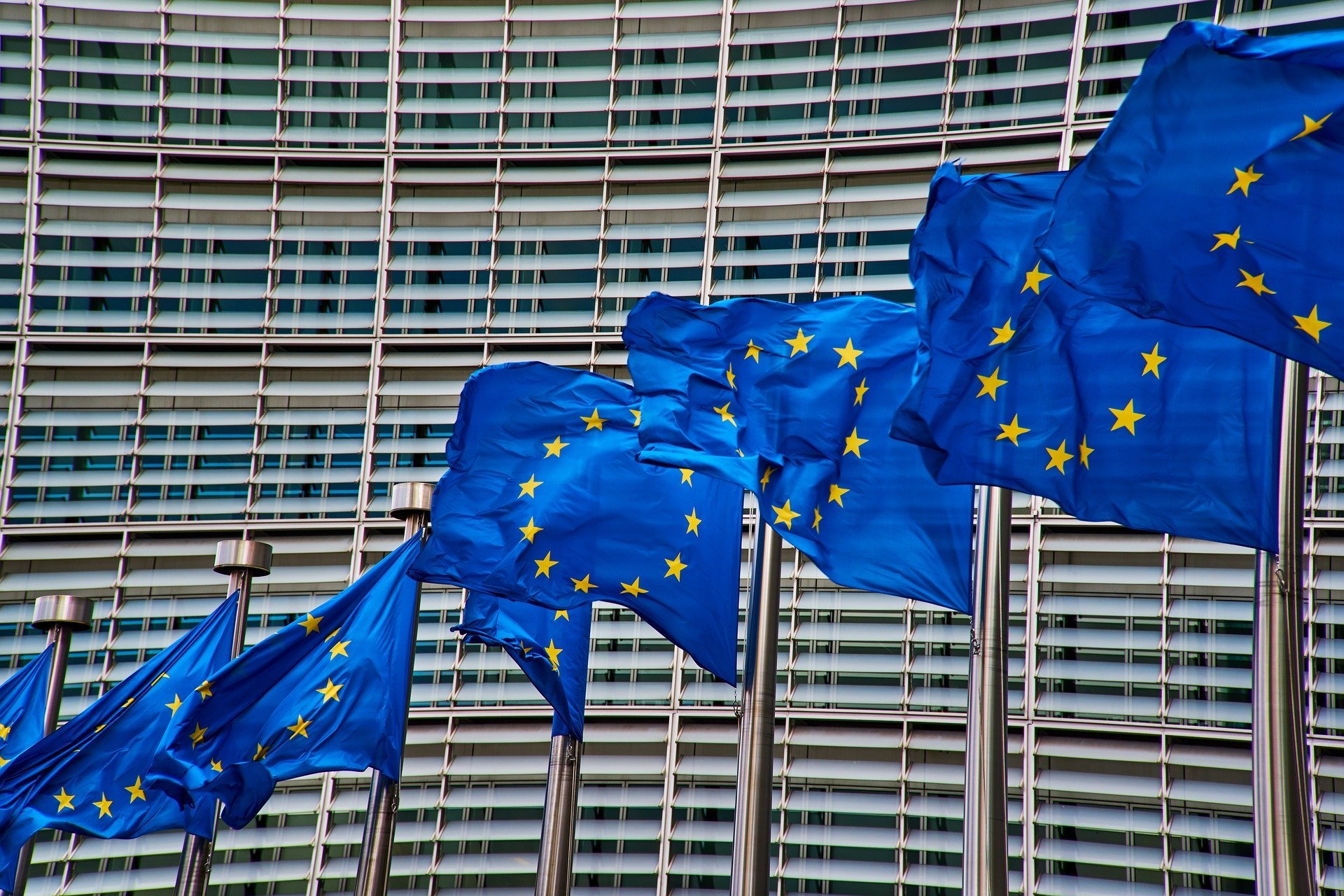 مفوضية الاتحاد الأوروبي تؤكد رفع القيود المفروضة على السفر