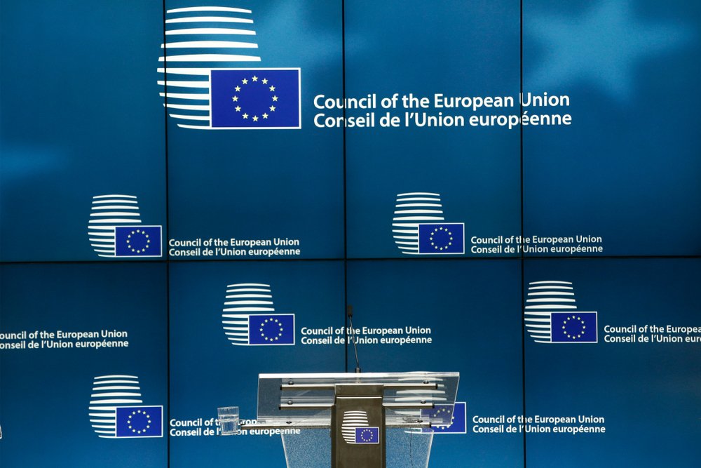 الاتحاد الأوروبي يوصي برفع قيود السفر المتعلقة بفيروس كورونا عن البحرين والإمارات