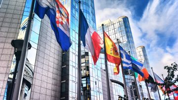 المفوضية الأوروبية تحث على التعجيل بانضمام بلغاريا ورومانيا وكرواتيا إلى منطقة شنغن